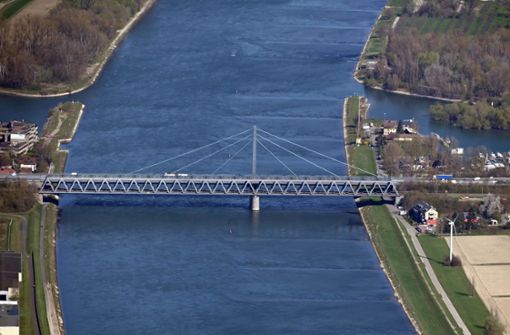 Die Rheinbrücke bei Karlsruhe wurde in den sechziger Jahren gebaut, eine zweite Brücke soll nun dem steigenden Verkehrsaufkommen gerecht werden. (Archivbild) Foto: dpa/Uli Deck
