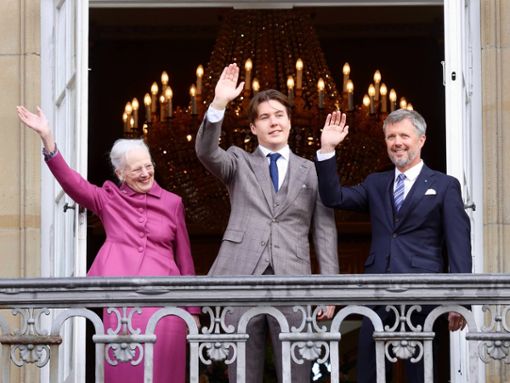 Prinz Christian von Dänemark (Mitte) mit Königin Margrethe II. und seinem Vater Kronprinz Frederik. Foto: Imago Images/PPE