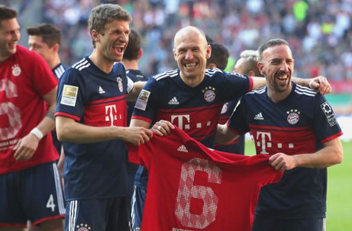Sechs Meistertitel in Folge: Thomas Müller, Arjen Robben und Franck Ribéry (v. li.) feiern die Meisterscahft des FC Bayern Foto: Getty