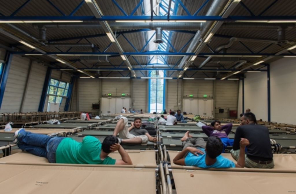 Wer kommt für die Kosten auf? In der Schleyerhalle einquartierte Flüchtlinge Foto: dpa