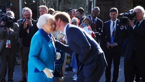 Ein Küsschen zur Begrüßung: Prinz Harry hat sich zusammen mit seiner Großmutter, Queen Elizabeth II, auf Großbritanniens größter Blumenschau ungesehen. Foto: dpa