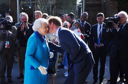 Ein Küsschen zur Begrüßung: Prinz Harry hat sich zusammen mit seiner Großmutter, Queen Elizabeth II, auf Großbritanniens größter Blumenschau ungesehen. Foto: dpa