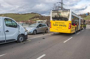 Unfall in Stuttgart-Obertürkheim: Mann ohne Führerschein kracht in Bus – zwei Kinder verletzt