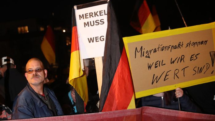 Hunderte Menschen demonstrieren gegen Merkel-Besuch
