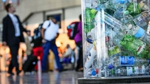 Leere Pfandflaschen für einen guten Zweck am Stuttgarter Flughafen Foto: Leif Piechowski