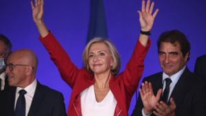 Eine Frau fordert Macron heraus