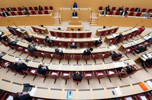 Abstand halten gilt auch für Bayerns Parlamentarier: der Landtag im ausgedünnten Corona-Modus. Foto: dpa/Sven Hoppe