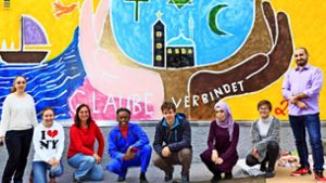 Mit dem Künstler Salomon Assefaw (Vierter von links) hat der interreligiöse Jugendkreis das Graffiti „Glaube verbindet“ geschaffen. Das prämiert nun die Gedenkstiftung. Foto: Archiv Krämer