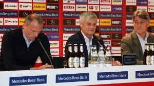 Armin Veh (Mitte) hat dem VfB Stuttgart am Sonntagabend überraschend den Rücken gekehrt und stellt sich am Montag den Fragen der Journalisten. Foto: Pressefoto Baumann