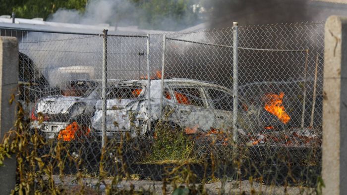 Zahlreiche Autos brennen – Hoher Schaden nach Großbrand in Süßen