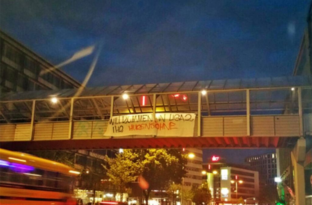 Die Fans des KSC hinterlassen in Stuttgart über der Theodor-Heuss-Straße ihre Spuren und erwarten den VfB Stuttgart.