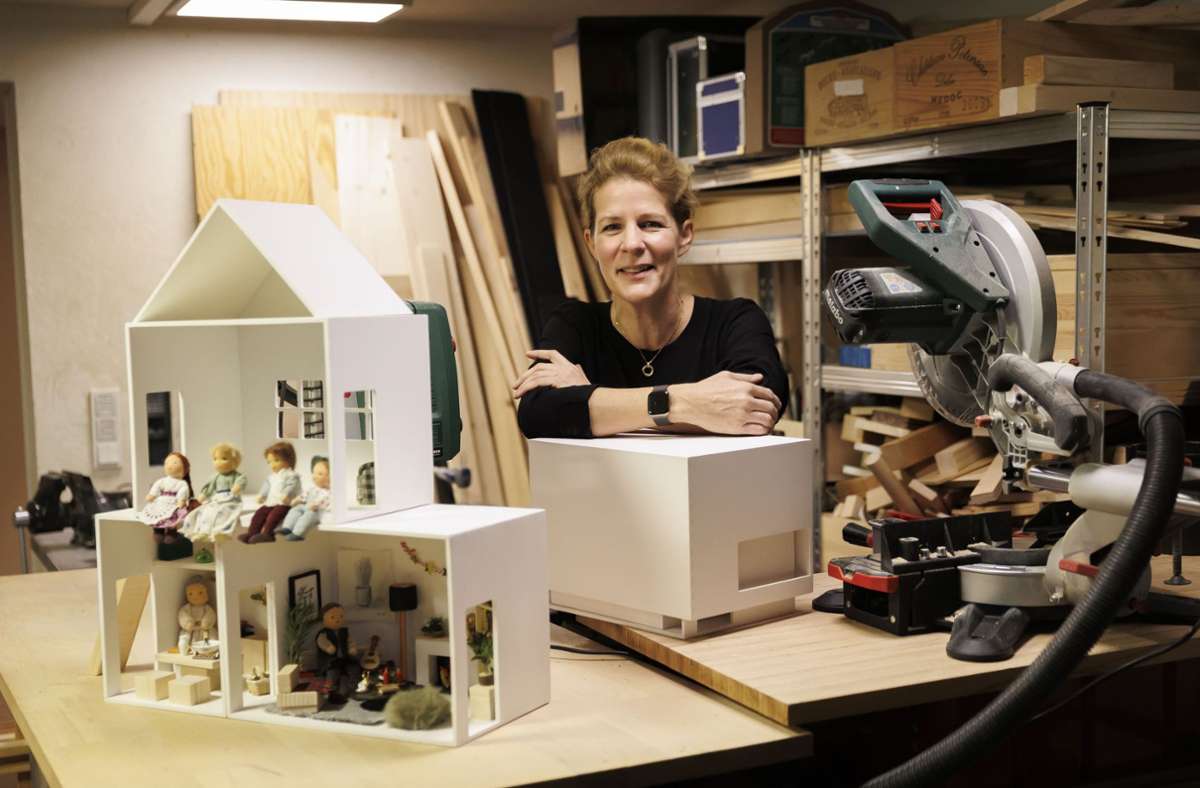 Puppenhaus-Architektin Michaela Baumeister mit ihren Gebäuden. Foto: Lichtgut/Julian Rettig