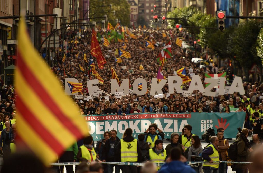 Die Menschen in Barcelona gehen für das Unabhängigkeitsreferendum Kataloniens auf die Straße. Foto: AP