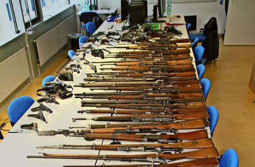 Eindrucksvolles Arsenal: Einige der Waffen, die die Ermittler sicherstellten. Foto: Polizei