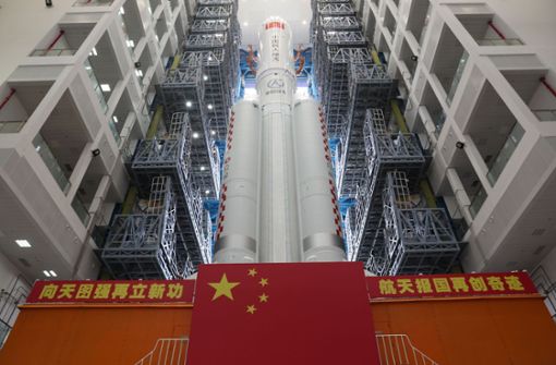 Die Kombination aus dem Kernmodul „Tianhe“ der chinesischen Raumstation und der Langer-Marsch-5B-Y2-Rakete wird zum Startbereich der Wenchang Spacecraft Launch Site in der südchinesischen Provinz Hainan transportiert. Foto: Guo Wenbin/XinHua/dpa/bin