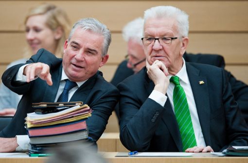 Innenminister Thomas Strobl (li.) und Ministerpräsident Winfried Kretschmann bei einer Sitzung des Landtags Foto: dpa