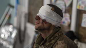 Ein verwundeter ukrainischer Soldat wartet in einem Lazarett im umkämpften Bachmut auf seinen Transport in ein Krankenhaus. Foto: dpa/Iryna Rybakova