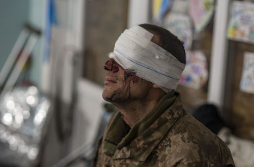 Ein verwundeter ukrainischer Soldat wartet in einem Lazarett im umkämpften Bachmut auf seinen Transport in ein Krankenhaus. Foto: dpa/Iryna Rybakova