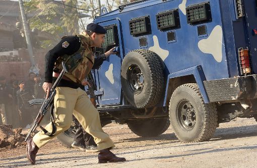 Pakistanische Sicherheitskräfte nach dem Anschlag. Foto: AFP