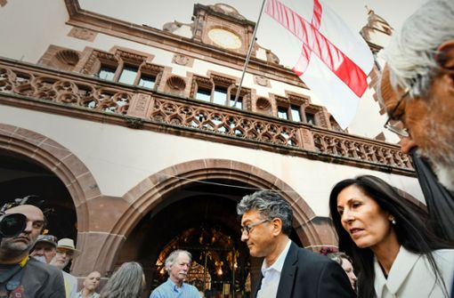 Die Enttäuschung ist sichtbar: der abgewählte Oberbürgermeister Dieter Salomon und seine Frau Helga Mayer-Salomon. Foto: dpa