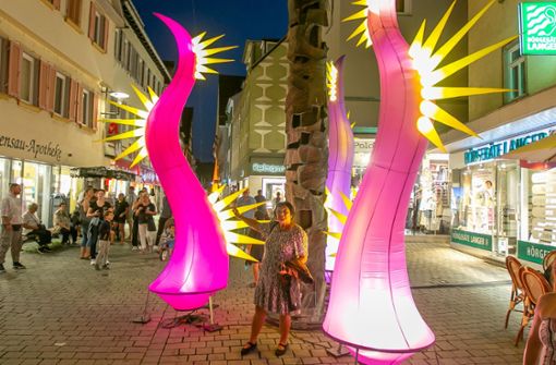 Beleuchtete Innenstadt bei „ES funkelt“: viele Besucherinnen und Besucher finden Esslingen als Einkaufsstandort attraktiv. Foto: Roberto Bulgrin