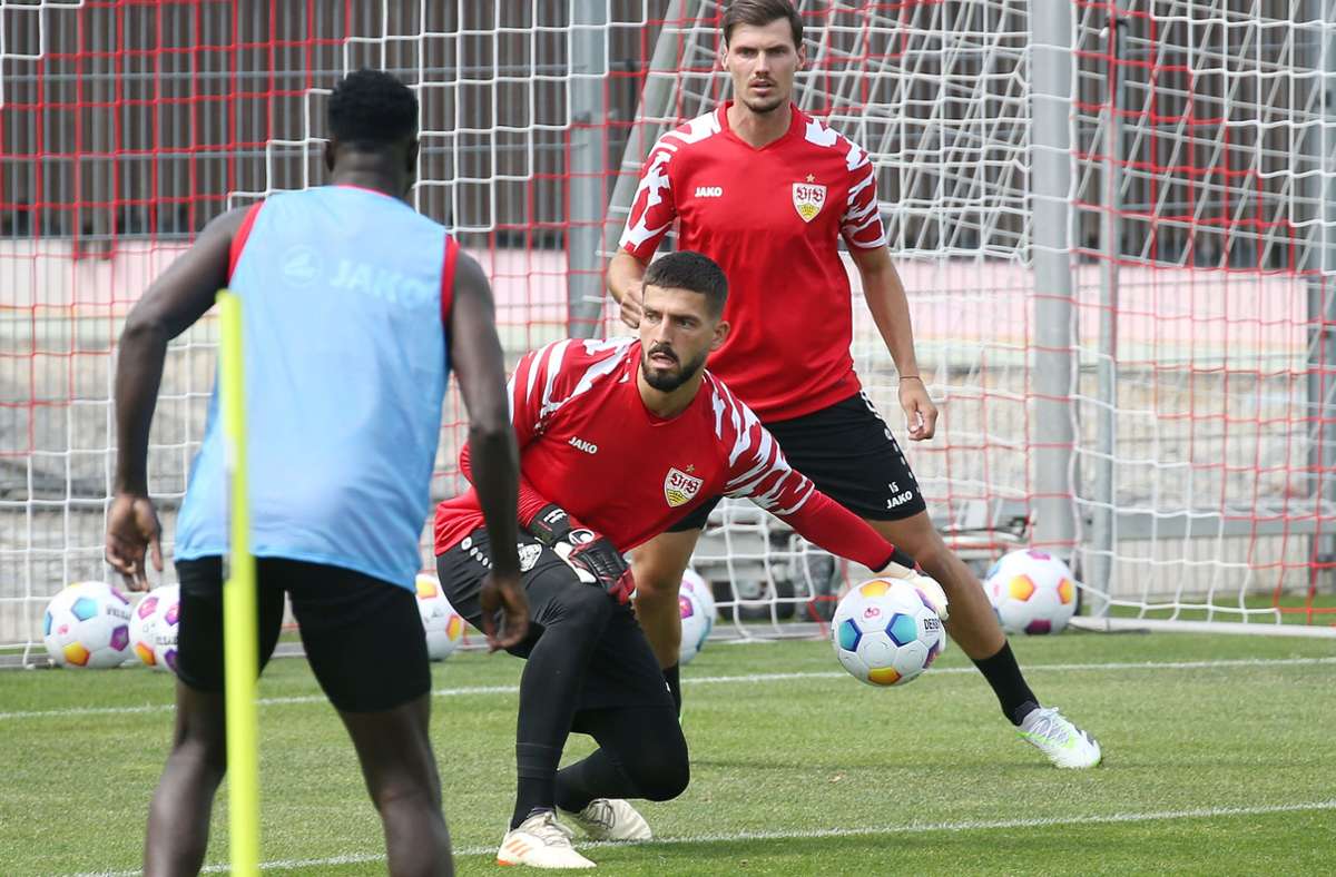 VfB-Torhüter Fabian Bredlow (Mi.) trägt künftig die Rückennummer 1.