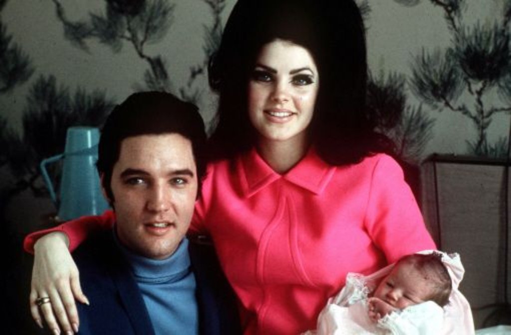 Elvis und Priscilla Presley mit Töchterchen Lisa Marie im Februar 1968. Klicken Sie sich durch Bilder des King und seiner Queen.