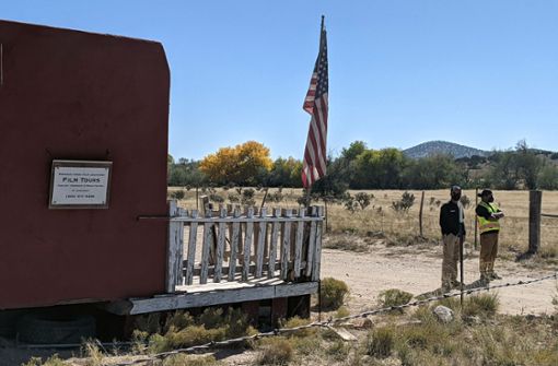 Unglücksort: Zwei Wächter vor der Bonanza Creek Ranch Foto: AFP/Anne Lebreton