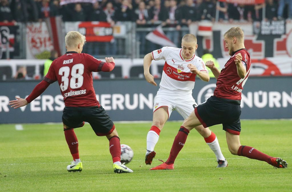 Santiago Ascacibar (Mitte) empfängt mit dem VfB am Samstag den 1. FC Nürnberg.
