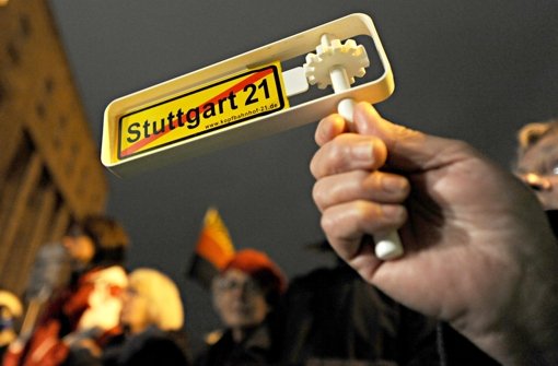 Gegner des umstrittenen Bahnprojekts Stuttgart 21 haben erneut ein Bürgerbegehren gestartet. (Archivbild) Foto: dpa