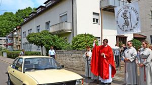„Allzeit gute Fahrt“ steht auf dem Banner, das aus Anlass der Fahrzeugsegnung über dem Eingang aufgehängt worden ist. Foto: Nele Günther