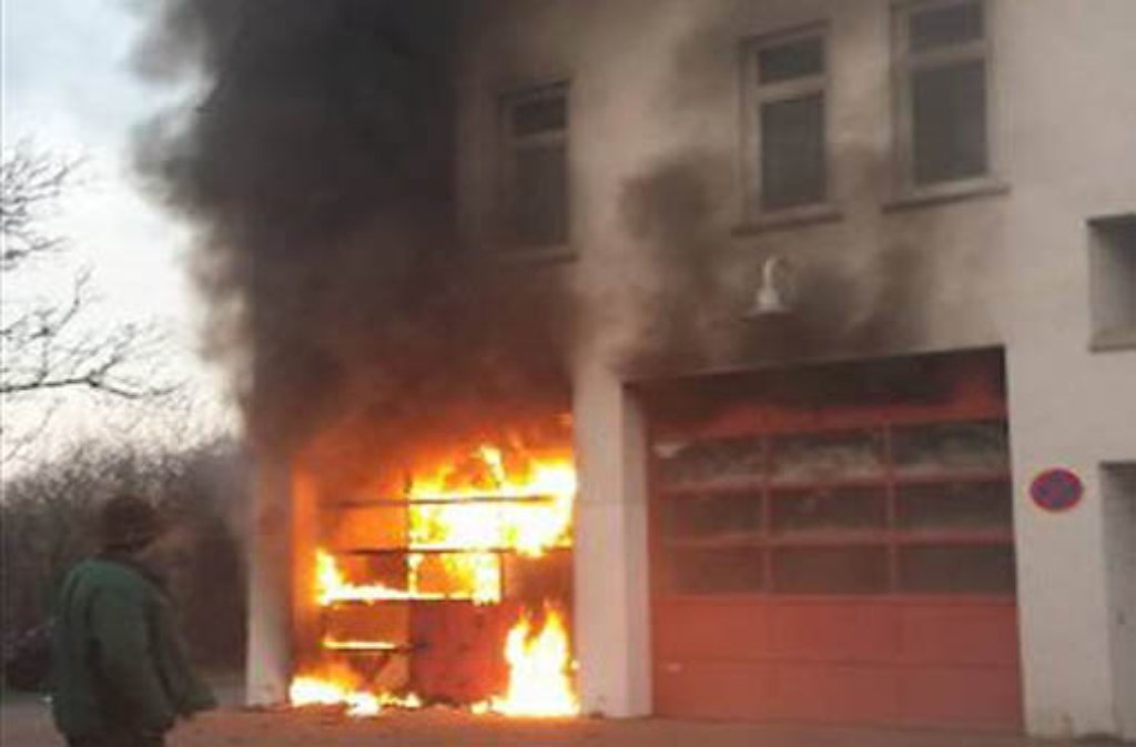 In einer Garage in Göppingen brennen am Mittwoch drei Feuerwehrautos lichterloh.