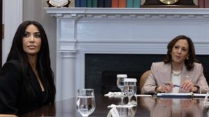 Kim Kardashian (l.) sitzt mit US-Vizepräsidentin Kamala Harris am runden Tisch im Weißen Haus. Foto: Michael Reynolds/CNP/NEWSCOM/SIPA/action press