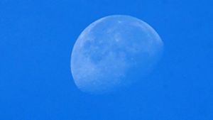 Warum der Mond auch tagsüber zu sehen ist