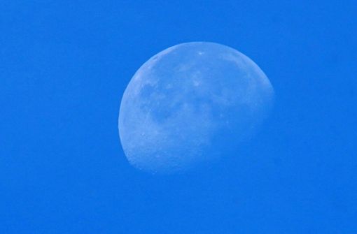 Je nach Mondphase ist der Mond auch tagsüber am Himmel zu erkennen. Foto: Andreas Rosar Fotoagentur-Stuttg/Andreas Rosar Fotoagentur-Stuttg