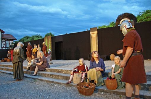 Wie in Römerzeiten: Auf der Freilichtbühne im Neuhausener Ochsengarten  wird das Stück „Domus nova“ aufgeführt. Foto: Petra Bail