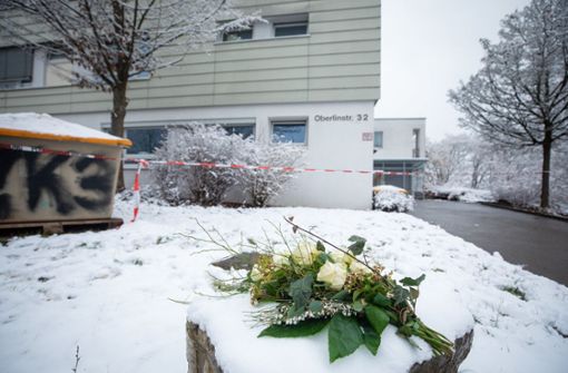 Blumen wurden vor der Pflegeeinrichtung in Reutlingen niedergelegt. Foto: dpa/Christoph Schmidt
