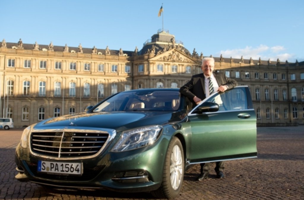Winfried Kretschmann erhält für seinen Dienstwagen von der Deutschen Umwelthilfe als einziger Ministerpräsident die Grüne Karte. Sein Mercedes Benz S300 Blue Tec Hybrid stößt 115 Gramm  CO 2 pro Kilometer aus.