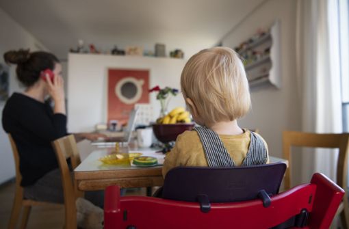 Viele Eltern können von zu Hause aus arbeiten, doch sie müssen nun gleich mehreren Bereichen gerecht werden. Foto: dpa/Christian Beutler