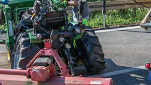 Autofahrerin rast auf heruntergefallenen Traktor