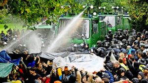 Demonstranten, die am 30. September 2010 verletzt wurden, bekommen Schadenersatz und Schmerzensgeld von der Stuttgarter Polizei. Foto: dpa