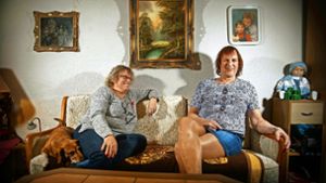 Marion (links) und Nicki Bolton mit ihrem Dackel Bobby im heimischen Wohnzimmer Foto: Gottfried Stoppel