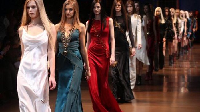 Versace zeigt Seide und Glamour