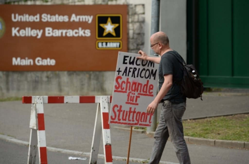 Demonstranten vor den US-amerikanischen Kelley Barracks in Stuttgart-Möhringen.