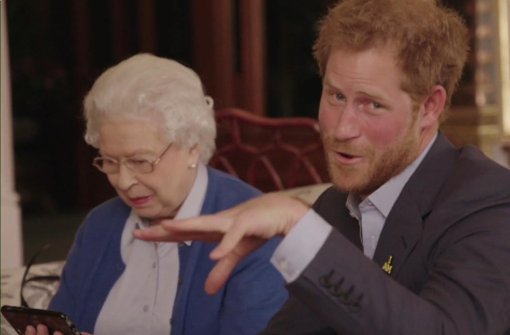 In einem Clip sieht sich Prinz Harry mit Königin Elizabeth II. das Video der Obamas an. Foto: AP