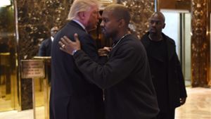„Yo, Bro!“ – der künftige US-Präsident Donald Trump und der US-Rapper Kanye West grüßen sich in der Lobby des Trump-Tower in New York mit dem Hip-Hop-Gruß. Foto: AFP