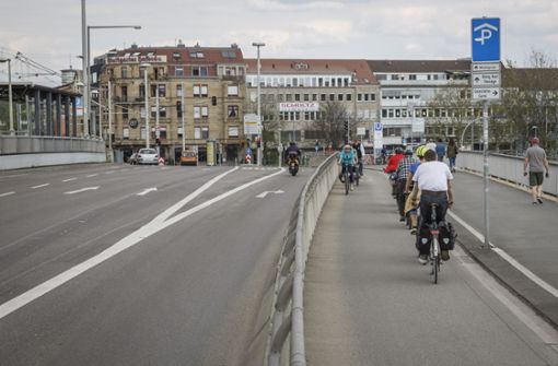 In Stuttgart fordern nun die Grünen im Gemeinderat  mehr Raum für Fußgänger und Radfahrer. Foto:  