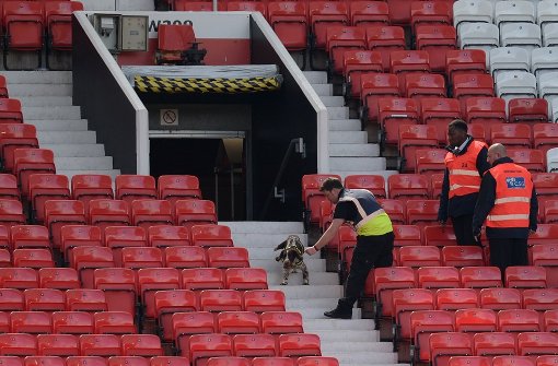 Ein Spürhund im evakuierten Old Trafford-Stadion in Manchester. Foto: AFP