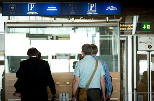 Passkontrolle am Stuttgarter Flughafen: Hier flogen die falschen Dokumente auf Foto: Lichtgut/Leif Piechowski