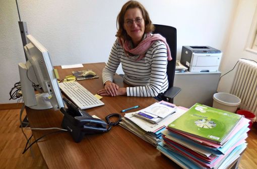 Dagmar Wenzel an ihrem Schreibtisch im Bezirksamt. Foto: Elke Hauptmann